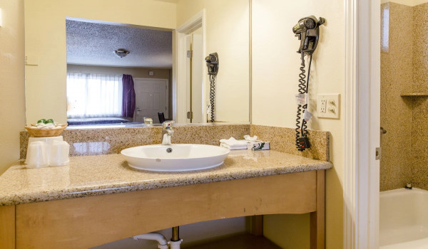 San Luis Inn and Suites Gallery - Bathroom